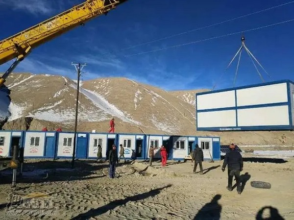 Maison préfabriquée pour une zone frappée par le tremblement de terre